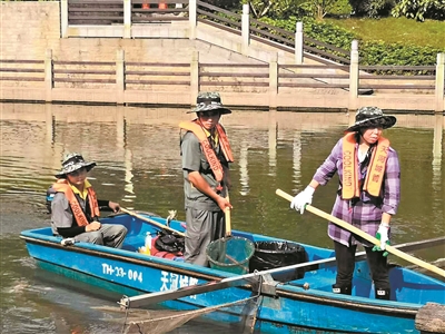 王凤丽（右一）和她的同事在清理河涌垃圾。