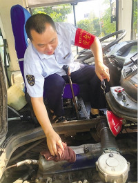 重庆：女孩公交车上走失 司机悉心守护