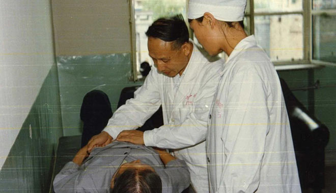 1970年，陈寿坡（中）在桂林南溪山医院工作时为越南病人查房