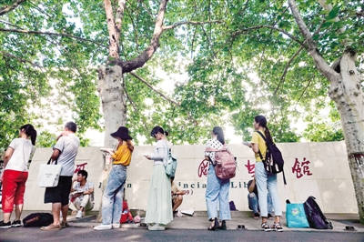 早上7点，河南省图书馆门前排队的学生 郑报全媒体记者 马健 图