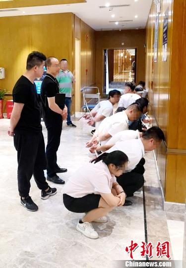 武汉警方破获跨省“色诱”诈骗案抓获涉案人员237名