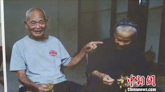 广西百岁夫妻相伴90年四代同堂 儿孙筹钱为其建乡间别墅