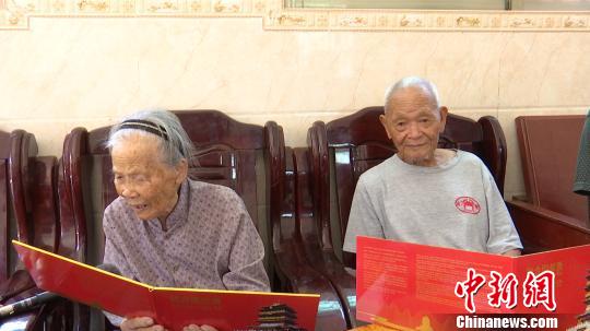 广西百岁夫妻相伴90年四代同堂 儿孙筹钱为其建乡间别墅