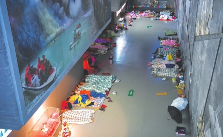 汶川县映秀镇部分受暴雨灾害影响的群众被安置在汶川特大地震震中纪念馆。新华社发