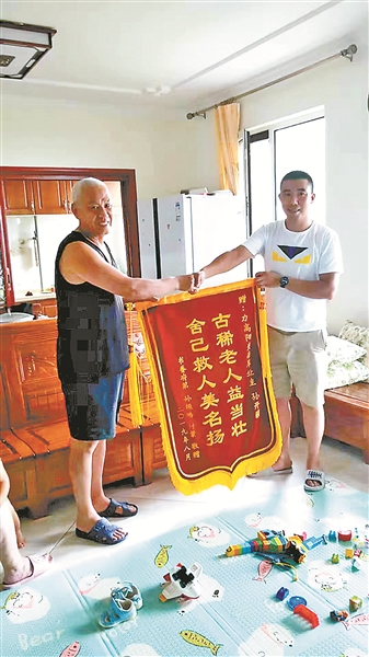 73岁退役老兵救起女童：我是老兵，我要给军旗增辉