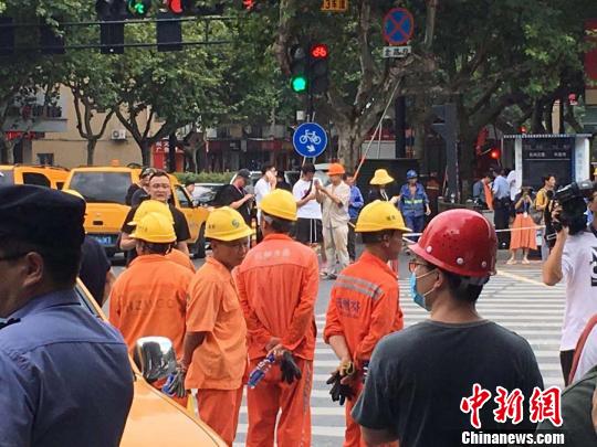 杭州市区一道路发生路面塌陷 暂未发现人员伤亡