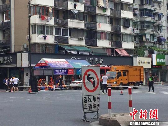 杭州市区一道路发生路面塌陷 暂未发现人员伤亡