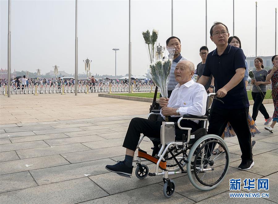 张富清参观天安门广场（7月27日摄）。 新华社记者 熊琦 摄