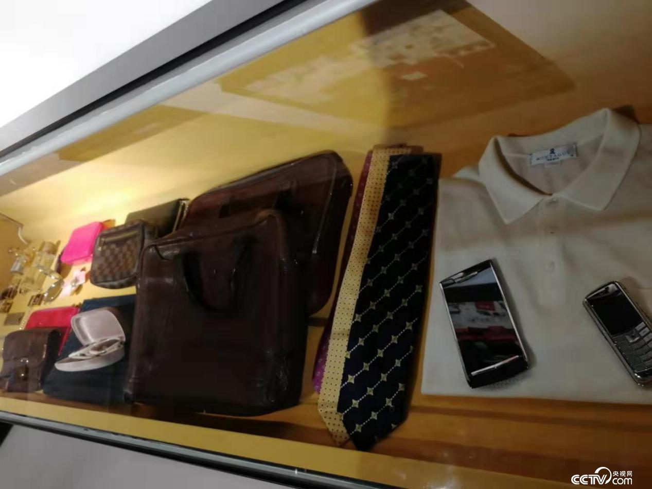手机、公文包、衬衣、领带