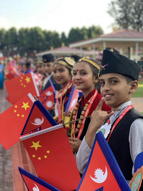10月12日，尼泊尔首都加德满都特里布万国际机场，尼泊尔少年儿童站在红地毯一侧，热烈欢迎中国国家主席习近平来访。新华社记者高洁摄