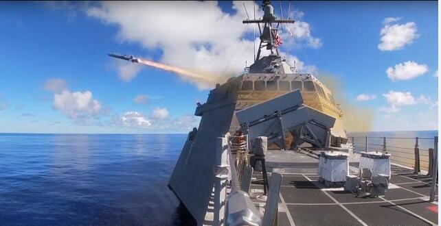 美国海军“吉福德”号濒海战斗舰发射巡航导弹。