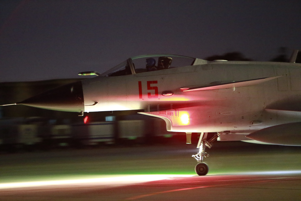 从实战化训练到半夜飞行 海空雄鹰逐梦胜战向战而行