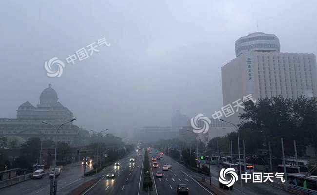今晨，北京出现大雾天气，能见度较差。（图/王晓）