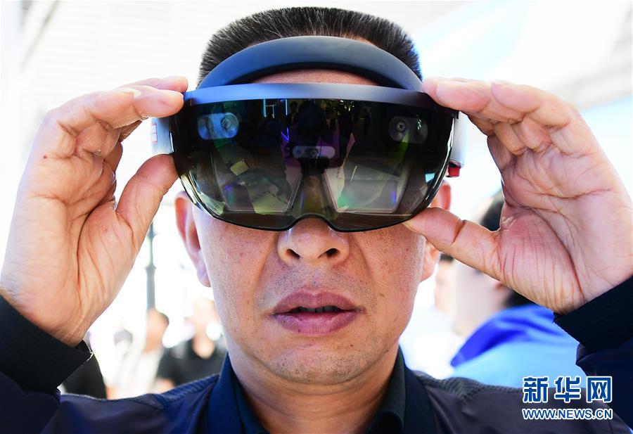 10月21日，一名参观者在浙江乌镇举行的互联网之光博览会上体验AR眼镜。 新华社记者 尹栋逊 摄