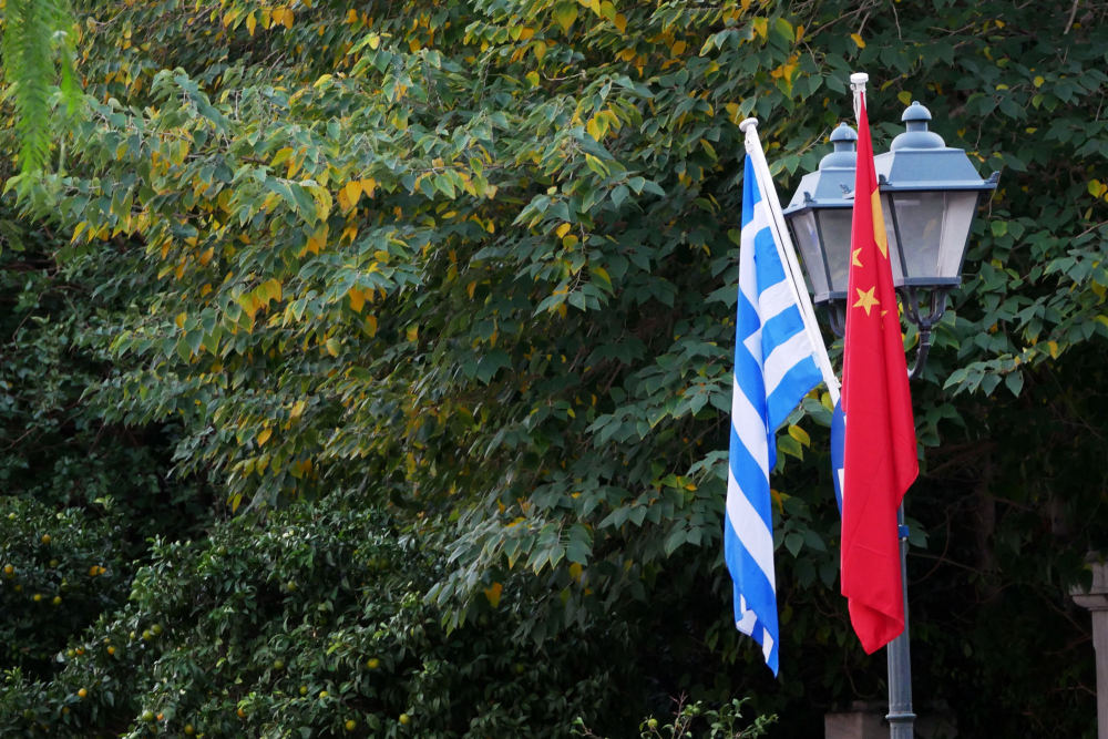 ▲希腊首都雅典街头已悬挂起两国国旗