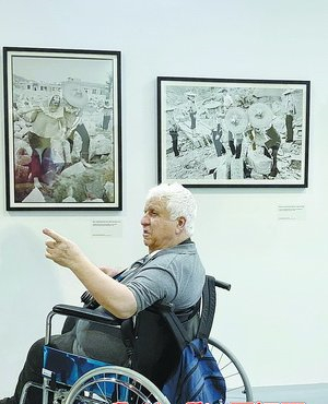 　78岁的马格南摄影师吉·勒盖莱克在“惠安女”作品前作介绍。  （本报记者 应 洁 摄）