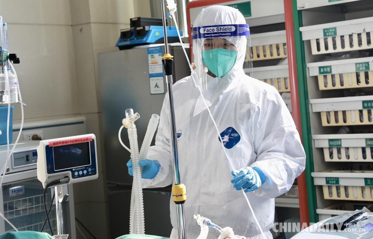 1月29日，在武汉大学中南医院急救中心，护士郭琴在观察患者病情。（高翔 摄）