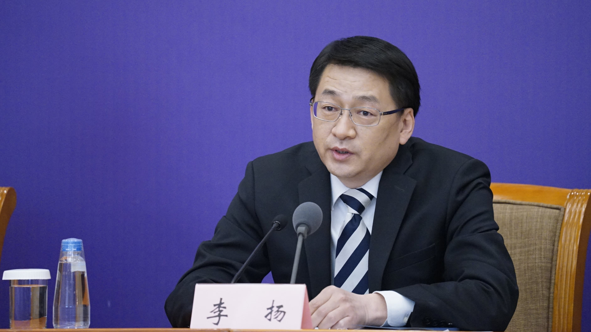 国务院联防联控机制新闻发布会上,交通运输部国际合作司司长李扬介绍