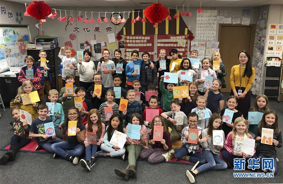 　　1月21日，在美国犹他州奥勒姆，卡斯卡德小学师生展示为习主席制作的新年贺卡。 新冠肺炎疫情发生以来，习近平主席时刻关注国内外疫情形势，高度重视抗疫国际合作，多次作出重要指示批示，频频开展元首外交，从构建人类命运共同体高度，亲自推动疫情防控国际合作。 新华社发