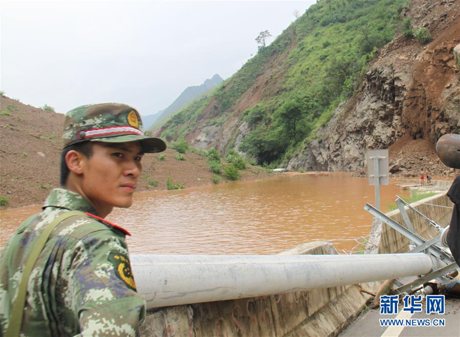 　　这是谢樵生前在救援途中的照片，他的身后就是他纵身跃入的堰塞湖（2014年8月4日摄）。新华社发