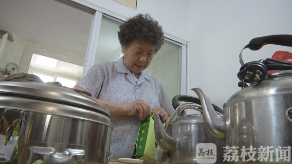 崔奶奶正在准备茶水（图片来源：荔枝新闻）
