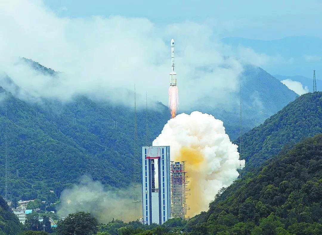 2020年6月23日，我国北斗三号全球卫星导航系统最后一颗组网卫星成功发射，标志着北斗三号全球卫星导航系统星座部署比原计划提前半年全面完成。  新华社记者  江宏景/摄