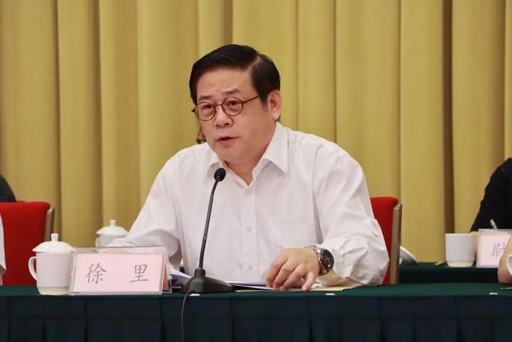 中国美术家协会分党组书记、副主席徐里致贺词