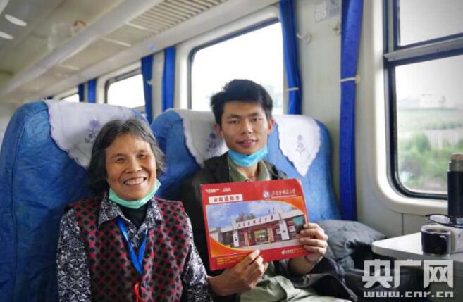 杨涛跟着奶奶杨连珍乘坐74665次（原来的61621次）列车（央广网发 通讯员供图）