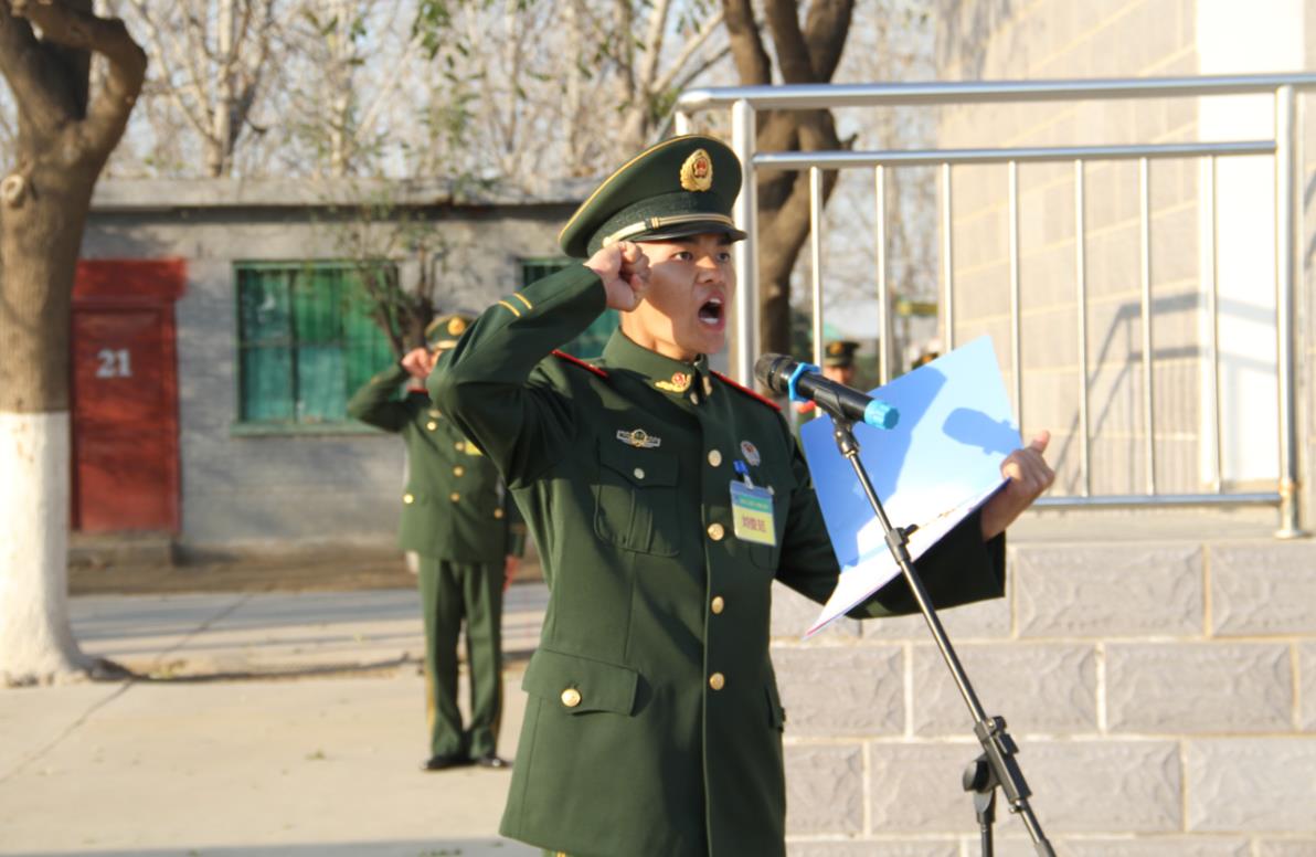 刚刚佩戴上军衔的新兵代表刘俊廷庄严宣誓