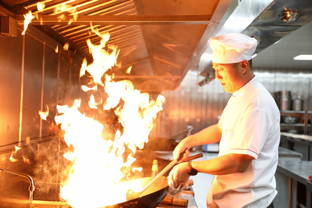 2020年11月26日，伊长青正在厨房炒菜。