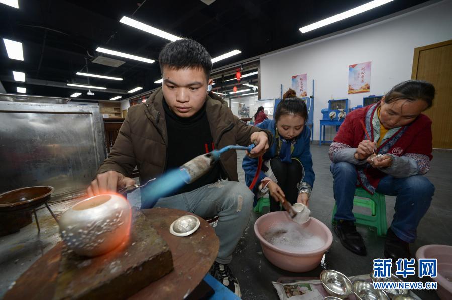 贵州省丹寨县一家银饰加工企业的工人在加工银器（2020年11月17日）。新华社记者 杨楹 摄