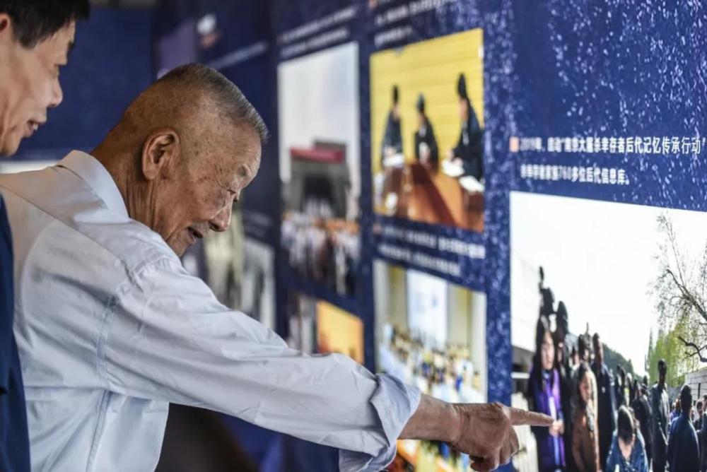 △2020年8月，南京大屠杀幸存者葛道荣参观侵华日军南京大屠杀遇难同胞纪念馆35周年回顾展。