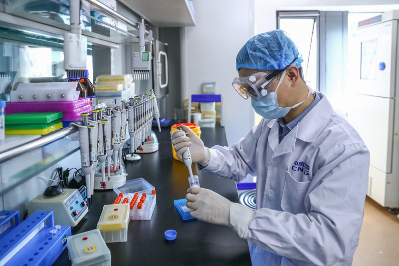　　4月11日，工作人员在国药集团中国生物新冠疫苗生产基地质量检定部门对新型冠状病毒灭活疫苗样品进行杂质检测。新华社记者 张玉薇 摄