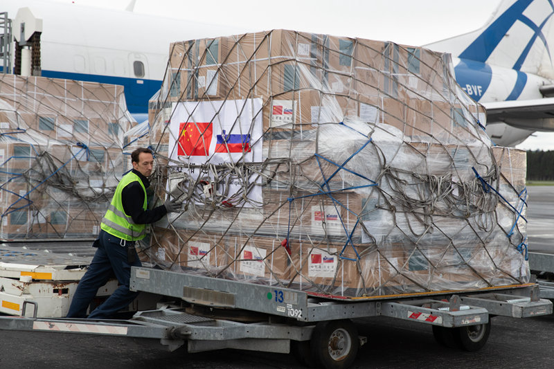 　　5月1日，在斯洛文尼亚首都卢布尔雅那，约热·普奇尼克机场工作人员从货运专机上卸载中国援助的抗疫物资。新华社记者 彭立军 摄