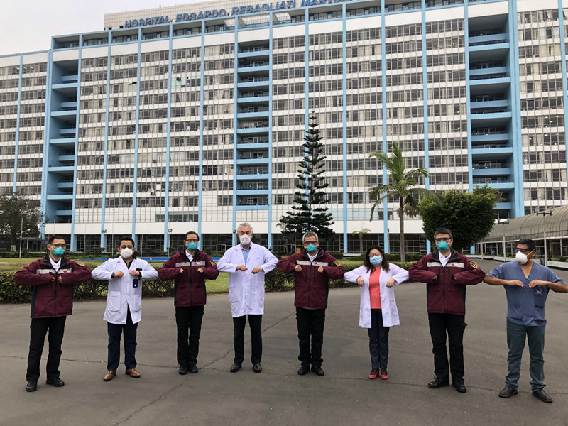　　5月27日，在秘鲁首都利马雷瓦利亚蒂医院，中国医疗专家组成员与医院医护人员合影。新华社发（中国医疗专家组供图）
