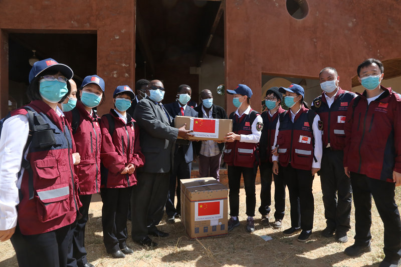 　　5月19日，在津巴布韦中马绍纳兰省的姆武尔维医院，中国抗疫医疗专家组为当地医疗机构捐赠医疗物资。新华社记者 张玉亮 摄