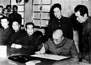 △1953年7月27日，彭德怀在朝鲜停战协定上签字。