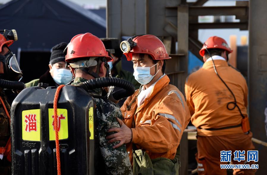 1月12日，救援人员在现场作业。新华社记者 王凯 摄