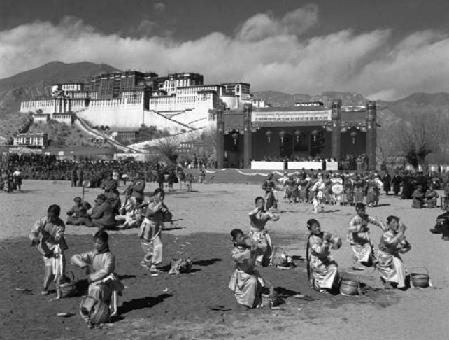 △1954年12月25日，康藏公路和青藏公路正式通车。这是通车典礼上，西南公路工程局的文工队在演出采茶舞。