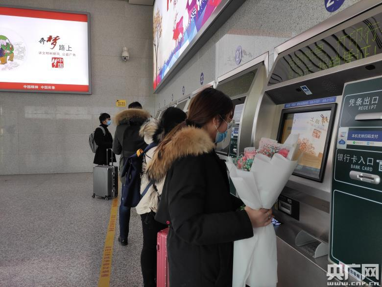 旅客在黄山北站自动售取票机前取票