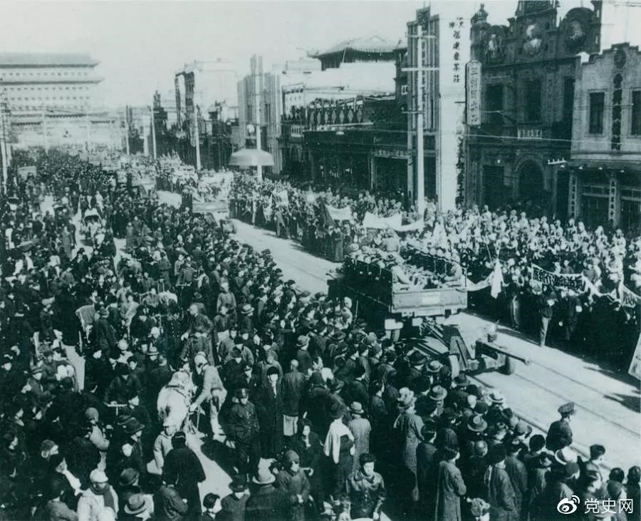 1949年1月31日，北平宁静解放。图为人民解放军举行入城式。