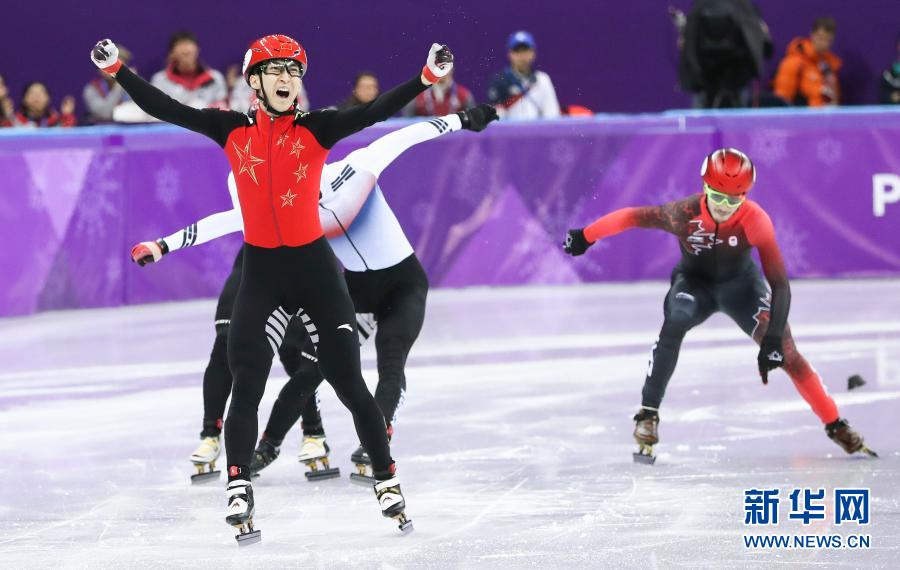 这是2018年2月22日，在平昌冬奥会短道速滑男子500米决赛中，中国选手武大靖夺冠后庆祝。新华社记者 韩岩 摄