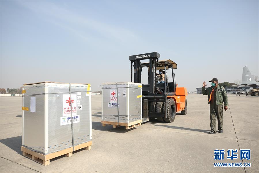 2月1日，在巴基斯坦首都伊斯兰堡附近的努尔汗空军基地，工作人员运输中国援助的新冠疫苗。