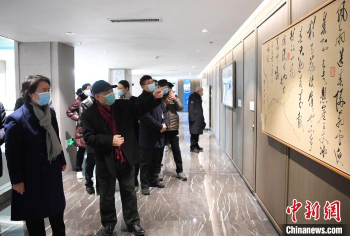 2日，北京冬奥组委文化活动部组织国内知名艺术家推出冬奥艺术系列展之《冰雪礼赞》艺术作品展。北京冬奥组委供图