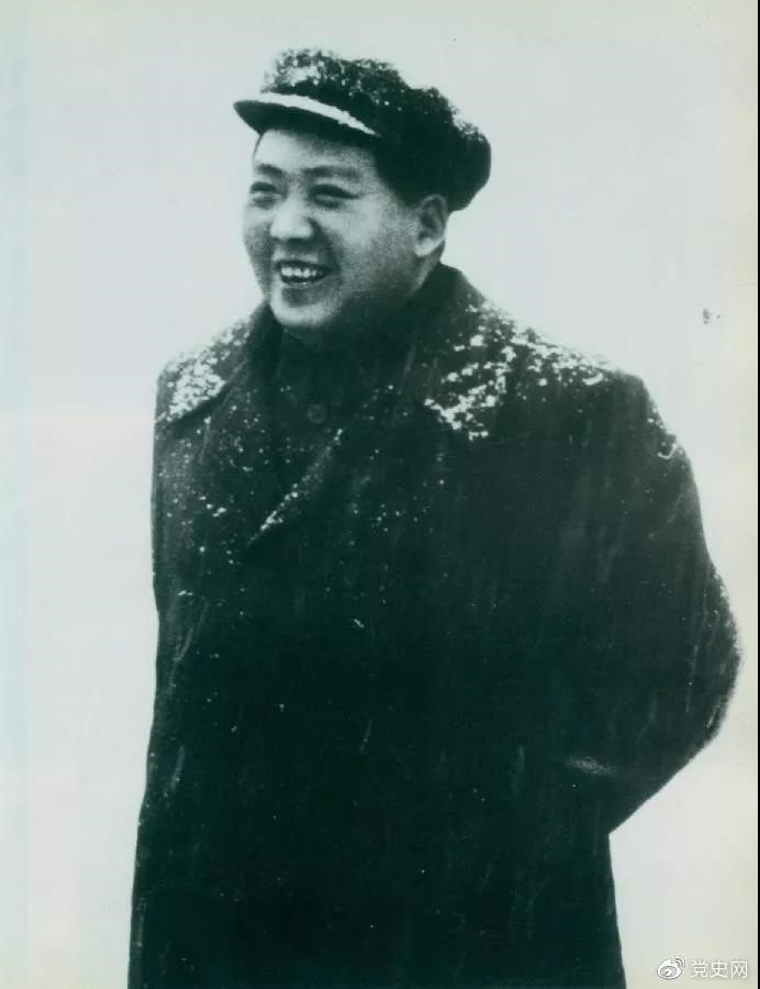 毛泽东于1953年2月16日第一次来武汉。图为毛泽东赴汉口途中下车喜迎春雪。