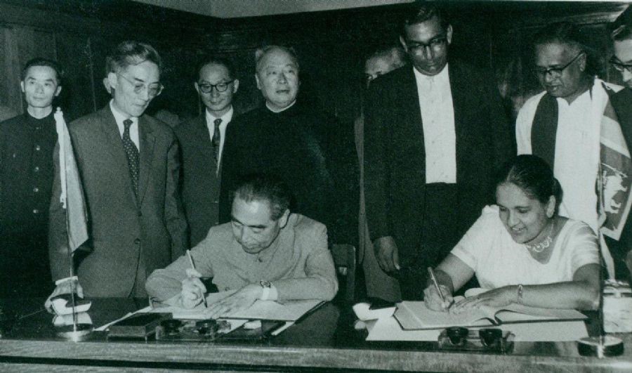 　　1964年2月26日至29日，周恩来会见锡兰（今斯里兰卡）时，和总理西丽马沃·班达拉奈克夫人签署中锡联合公报。