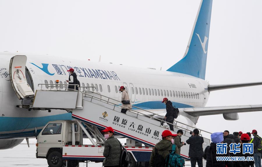 在宁夏固原六盘山机场，固原市原州区、西吉县的务工人员乘包机前往福建（2020年2月27日摄）。新华社记者 冯开华 摄