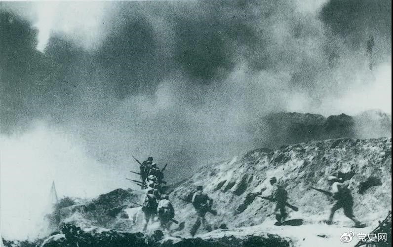 　　1948年2月28日至3月3日，西北野战军提倡宜川战役，歼灭国民党军2.9万余人，取得了转入外线作战后的第一个大胜利。图为步队攻占瓦子街。 