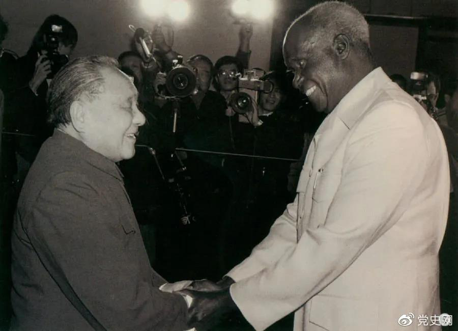 1988年3月1日，邓小平在北京会见赞比亚总统肯尼斯·戴维·卡翁达。