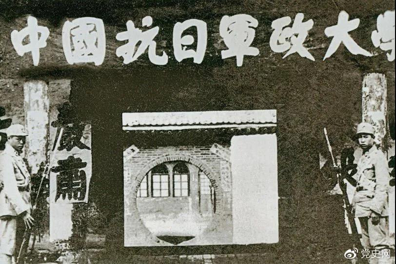 1937年3月2日，毛澤東為中國人民抗日軍政大學第二期第二隊學員題詞：“要學習朱總司令：度量大如海，意志堅如鋼?！眻D為抗日軍政大學舊址。